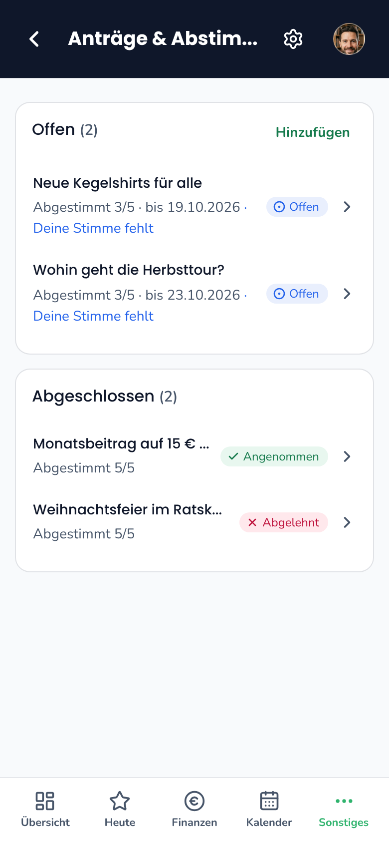 Umfragen und Abstimmungen in der App: zwei offene Anträge mit Stand der Stimmen und Frist, darunter zwei abgeschlossene, einer angenommen und einer abgelehnt