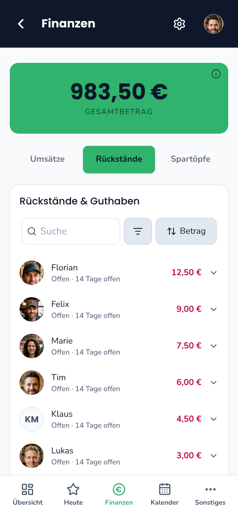Die Finanzen in der App: oben der Gesamtbetrag der Kasse, darunter der Reiter Rückstände mit Suche und Sortierung und die Mitglieder mit ihren offenen Beträgen
